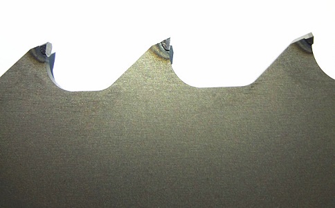 使用断面粗糙不平的硬质合金带锯条带来的后果 使用断面粗糙不平的硬质合金带锯条带来的后果